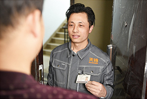 主動出示上崗證